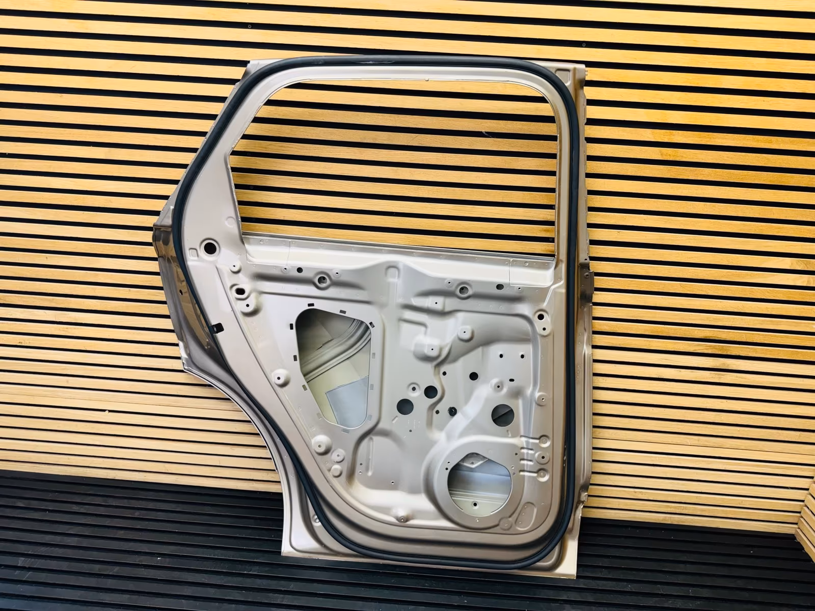 Bentley Bentayga Rear Left Door - Image 4