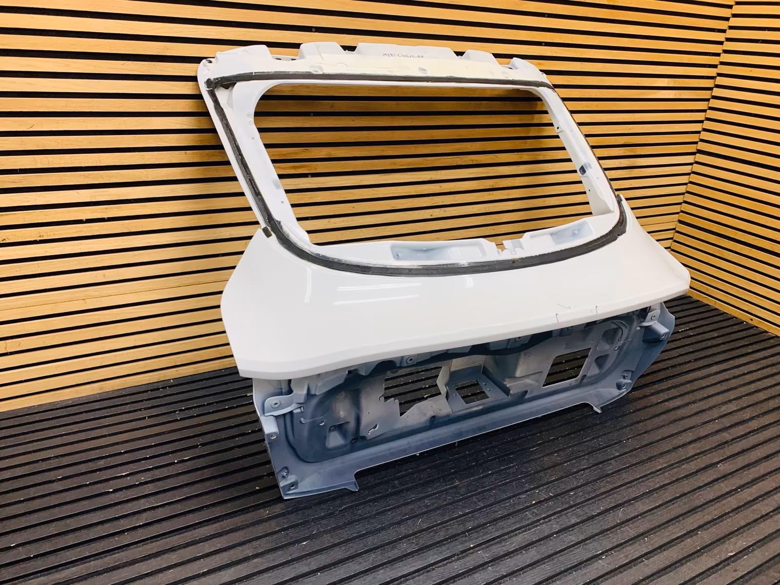 Aston Martin DBX Tailgate