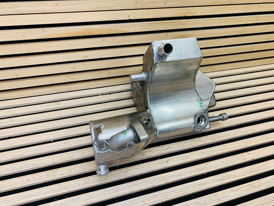 McLaren 650S Oil Tank 11F1178CP03 - Image 3